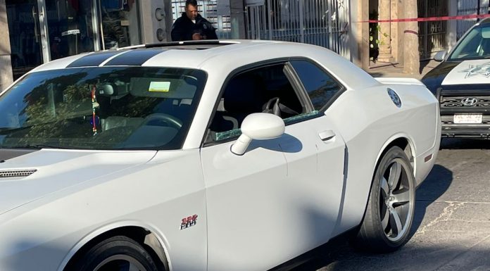 Balean a mujer en Los Mochis mientras conducía su Dodge Challenger
