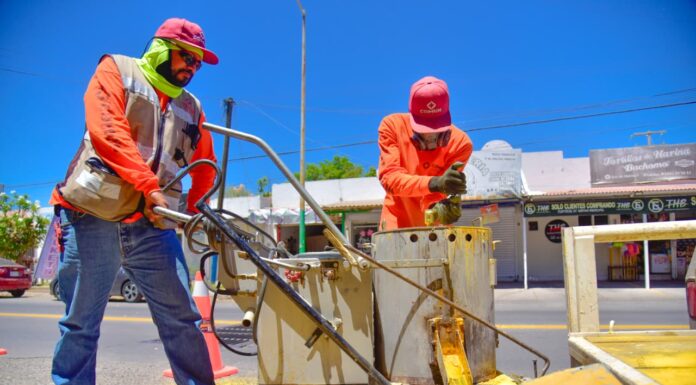 Supervisa Alcalde Antonio Menéndez trabajos de señalización vial con pintura en Los Mochis