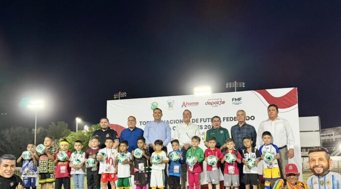Antonio Menéndez da la bienvenida a niños deportistas para el Campeonato Nacional de futbol Chupones