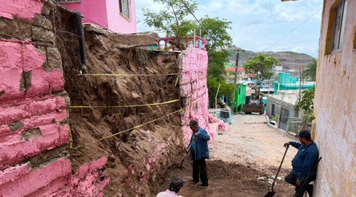 Gobierno de Ahome acude en auxilio de familia de Topolobampo con vivienda en riesgo por la lluvia