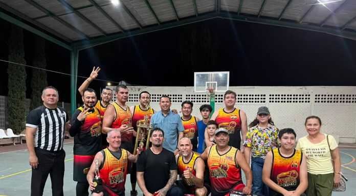 K Perrys Doña Monchi levanta el trofeo de campeón