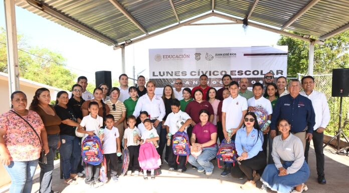 Encabeza Alcaldesa Evangelina Llanes acto cívico en escuela primaria CONAFE de Cerro Batequis