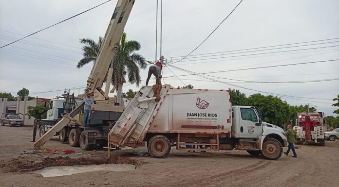 Realiza Gobierno de Juan José Ríos trabajos para retiro de camión recolector y atiende socavón en calle 10 y Nahuilla