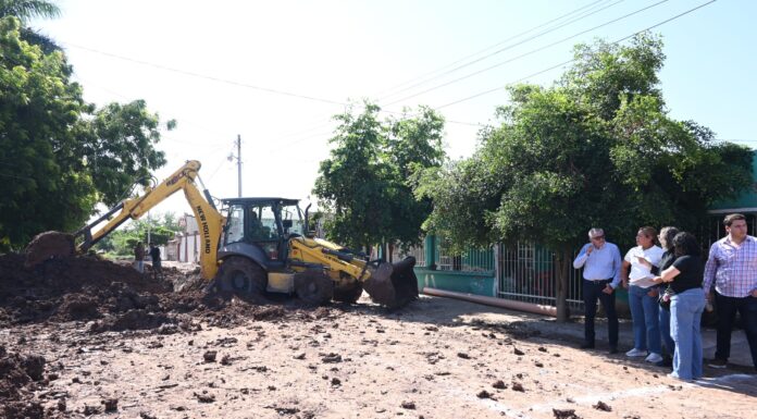 Gobierno de Juan José Ríos supervisa avances de obras de drenaje y puente peatonal