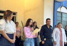 Refuerzan concientización sobre el cáncer de mama con colocación de listones rosas a policías y patrullas en El Fuerte
