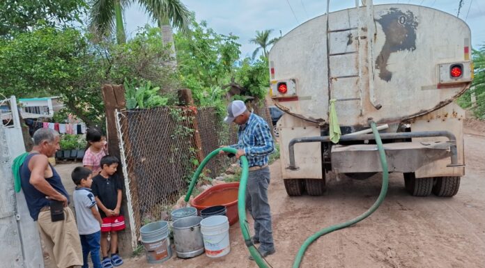 JAPAF refuerza atención con servicio de pipas en Campo 35 y La Genoveva