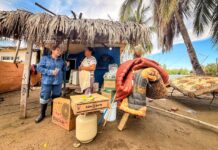 Continúa DIF Sinaloa llevando apoyos a familias afectadas por el incremento del nivel de la marea en Avándaro, Navolato
